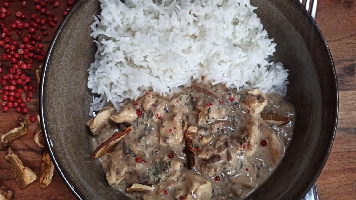 Chicken supreme recipe with creamy mushroom sauce and rice