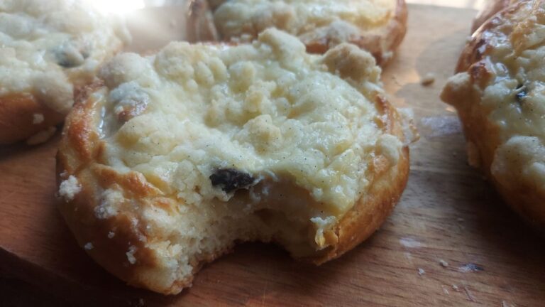 Polish cheese buns with twaróg, orange and crumble