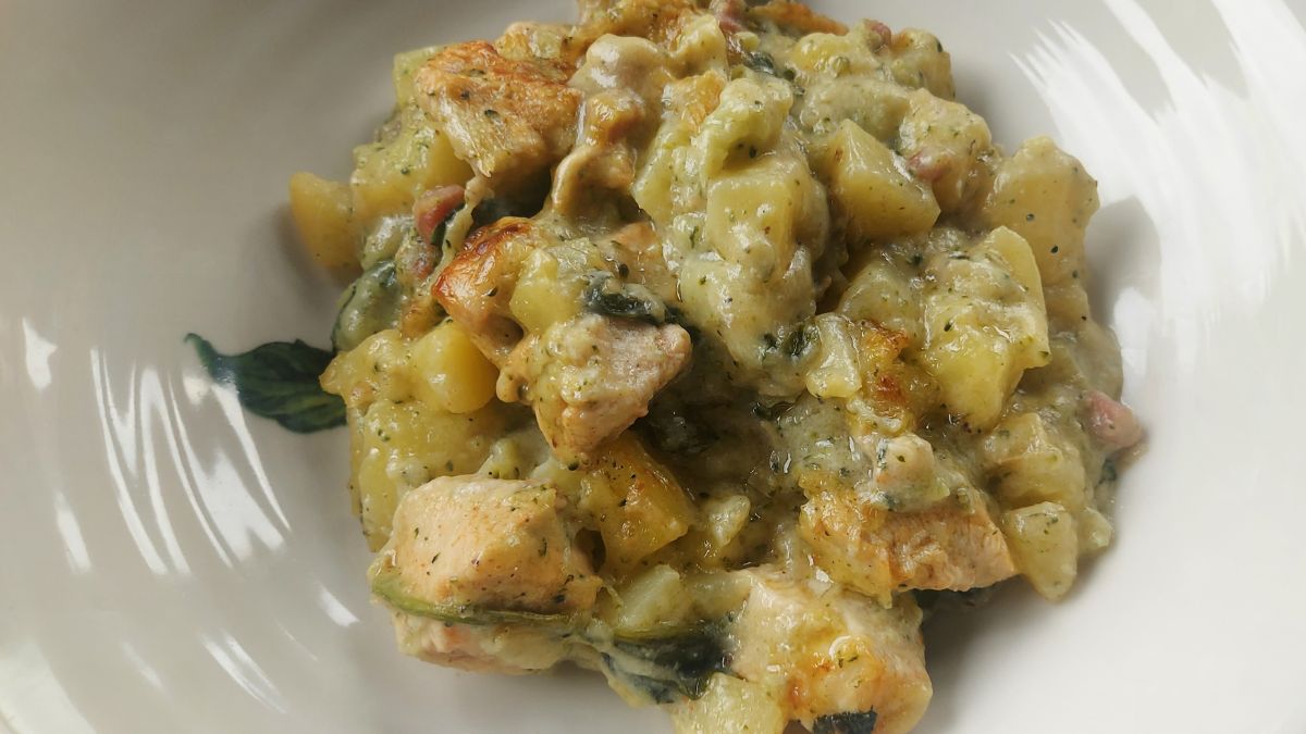 Chicken, potato and spinach bake in a creamy sauce