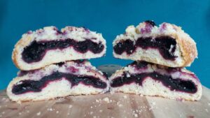 Polish jagodzianki with blueberry filling and crumble topping