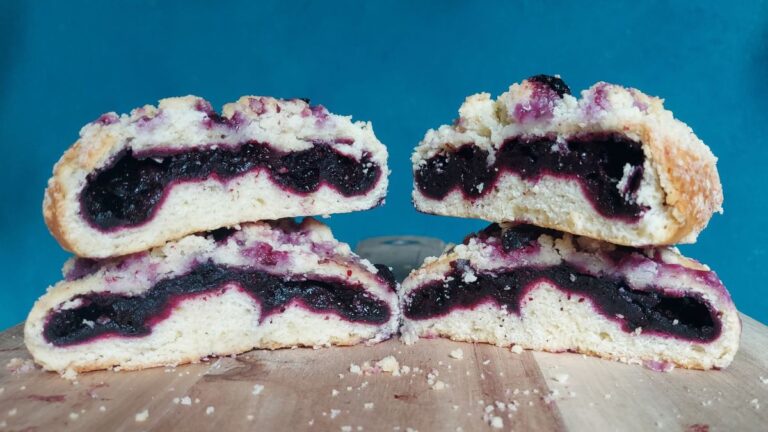 Polish jagodzianki with blueberry filling and crumble topping