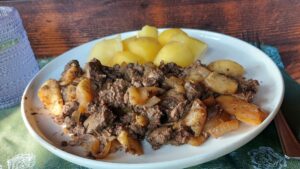 Pan-fried liver with caramelised onions and apples served with boiled potatoes
