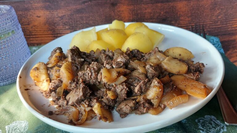 Pan-fried liver with caramelised onions and apples served with boiled potatoes