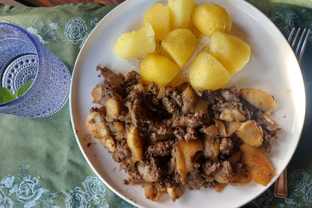 Pan-fried liver with apples and onions served with boiled potatoes
